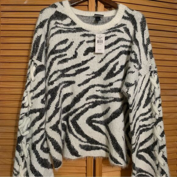 NWT Daytrip Buckle Bell Sleeve Sweater size XL - Picture 2 of 6